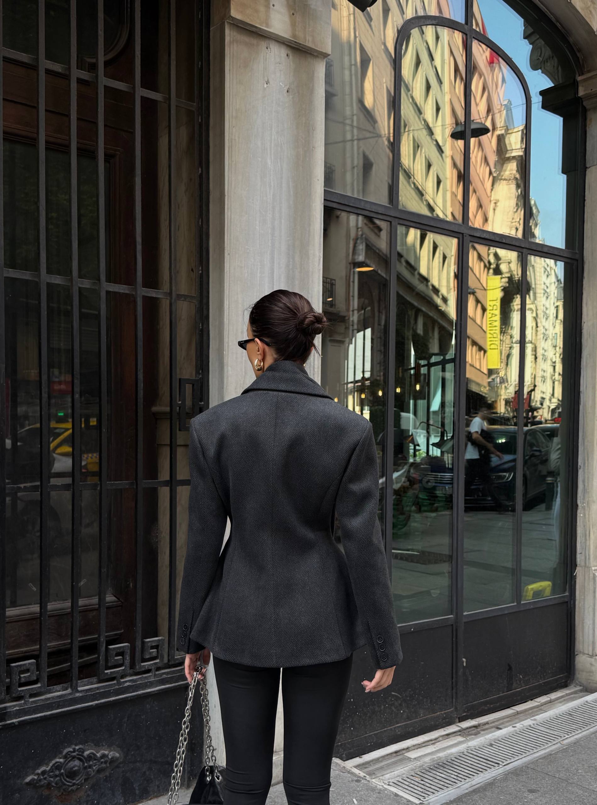 ქალის მანტო-პიჯაკი