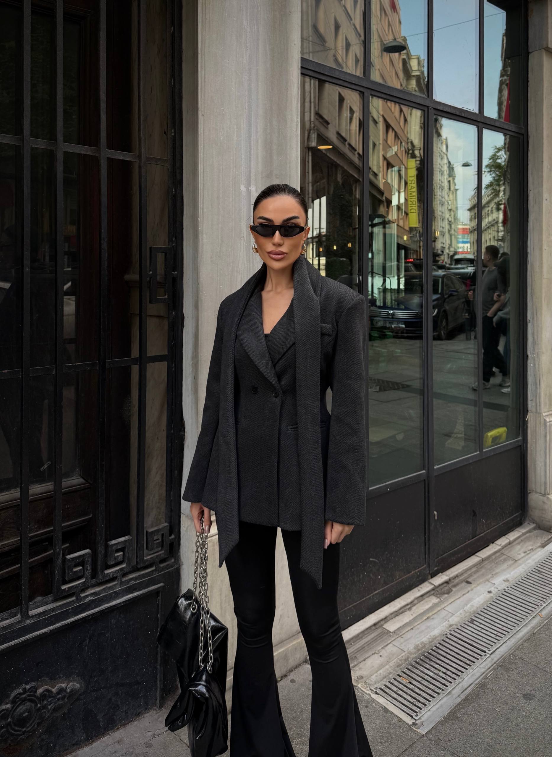 ქალის მანტო-პიჯაკი