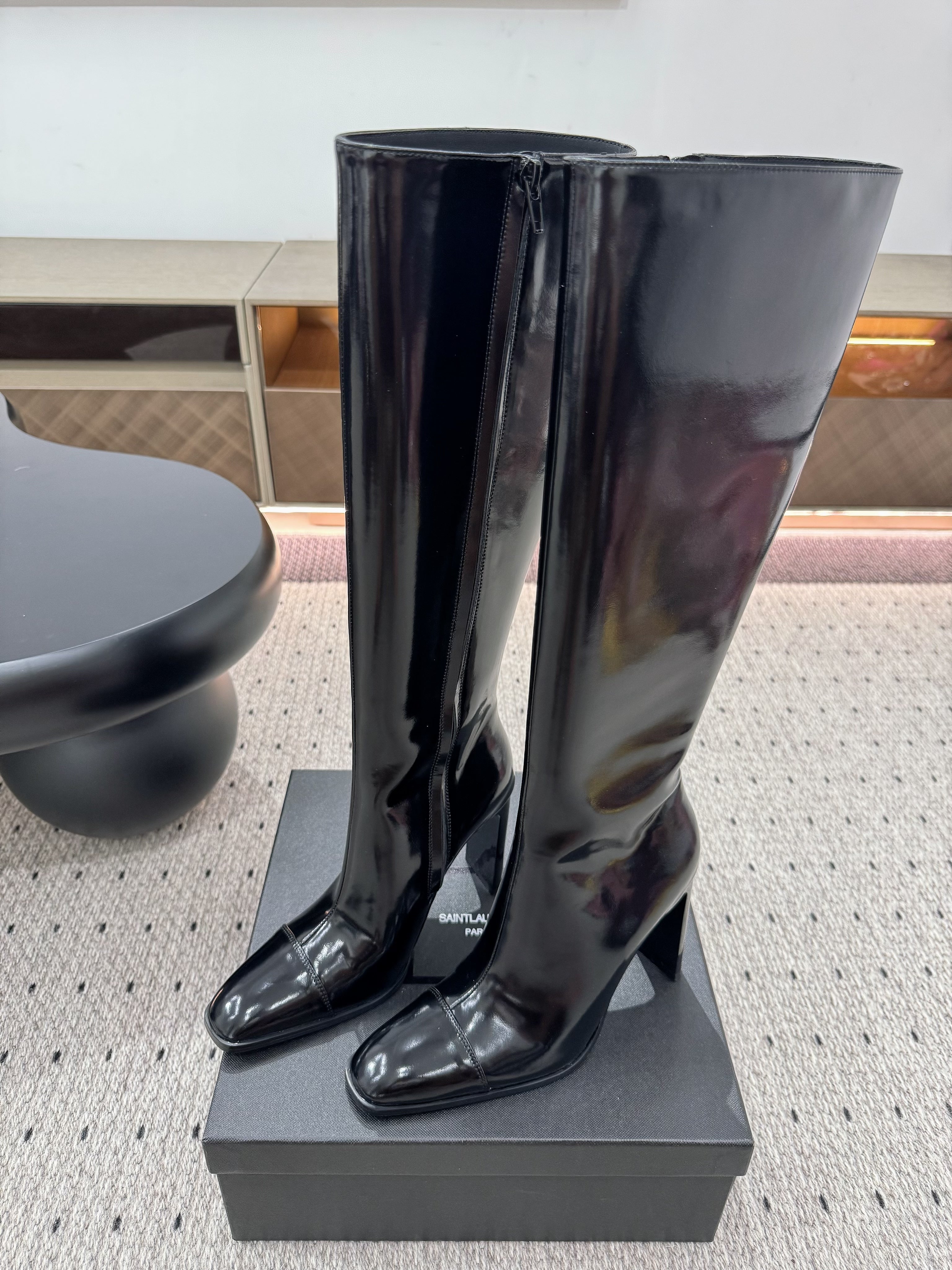 ქალის ჩექმა