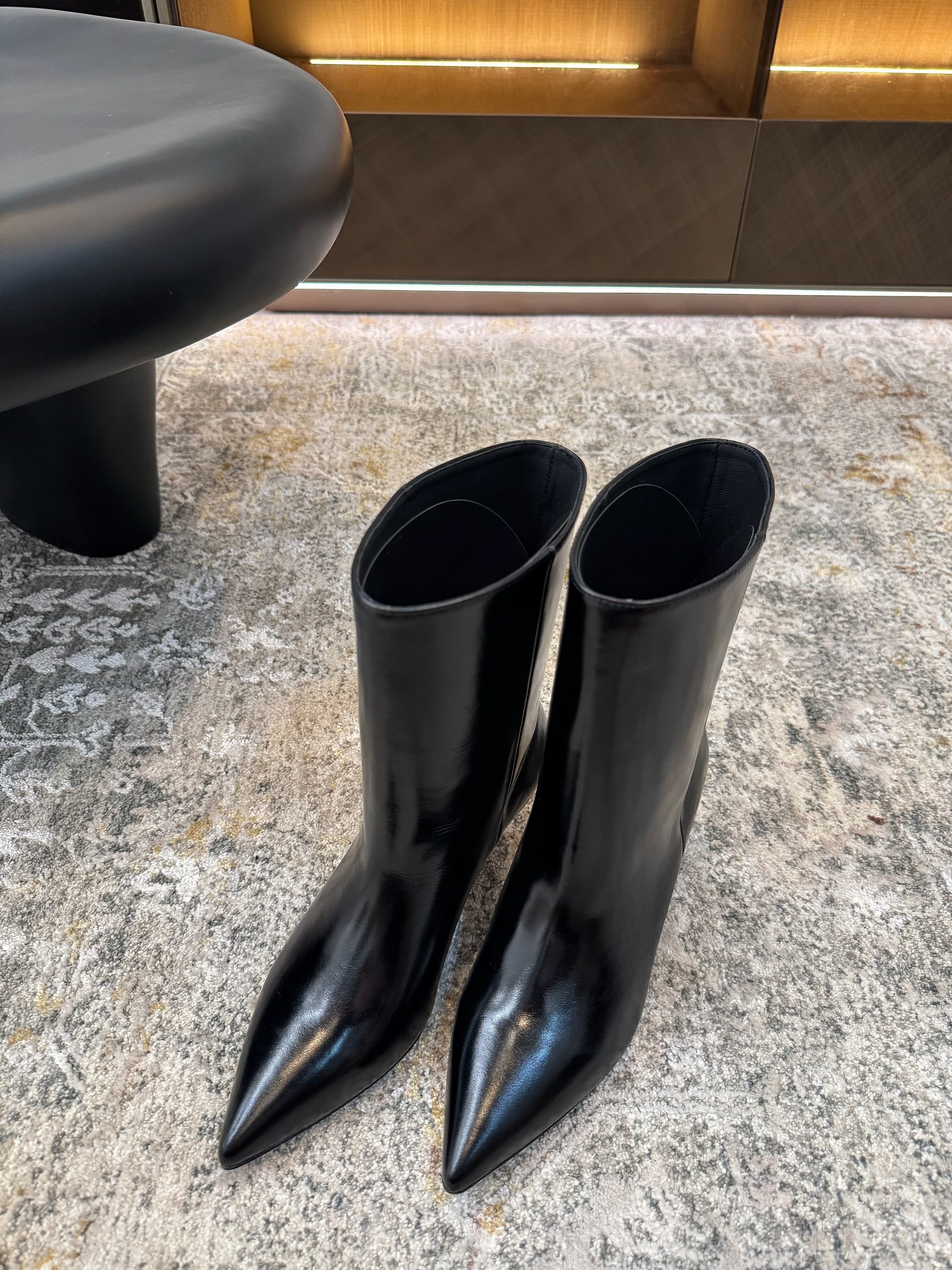 ქალის შუზი