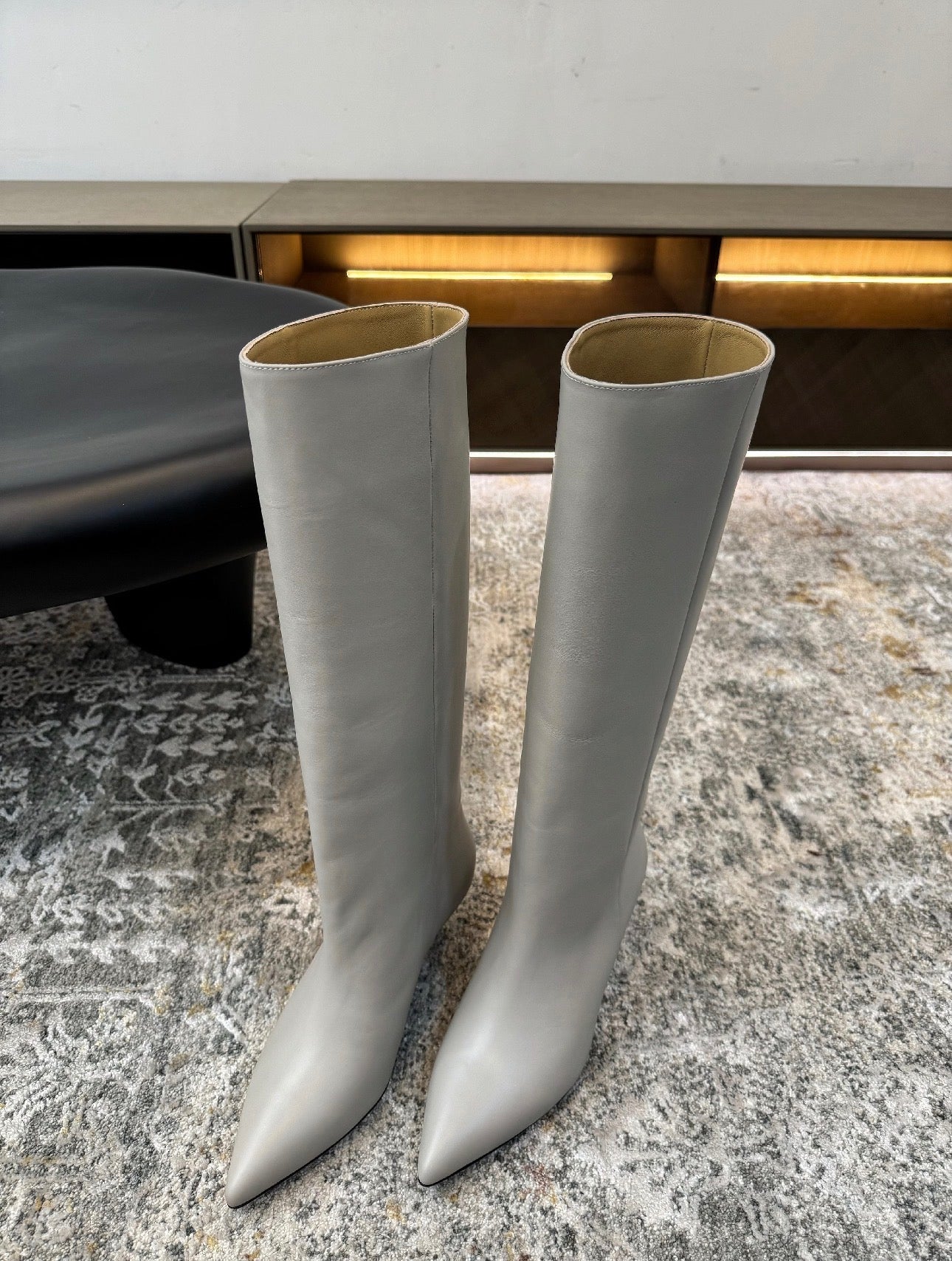 ქალის ტყავის ჩექმა