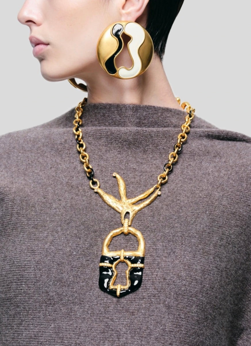 ქალის ყელსაბამი