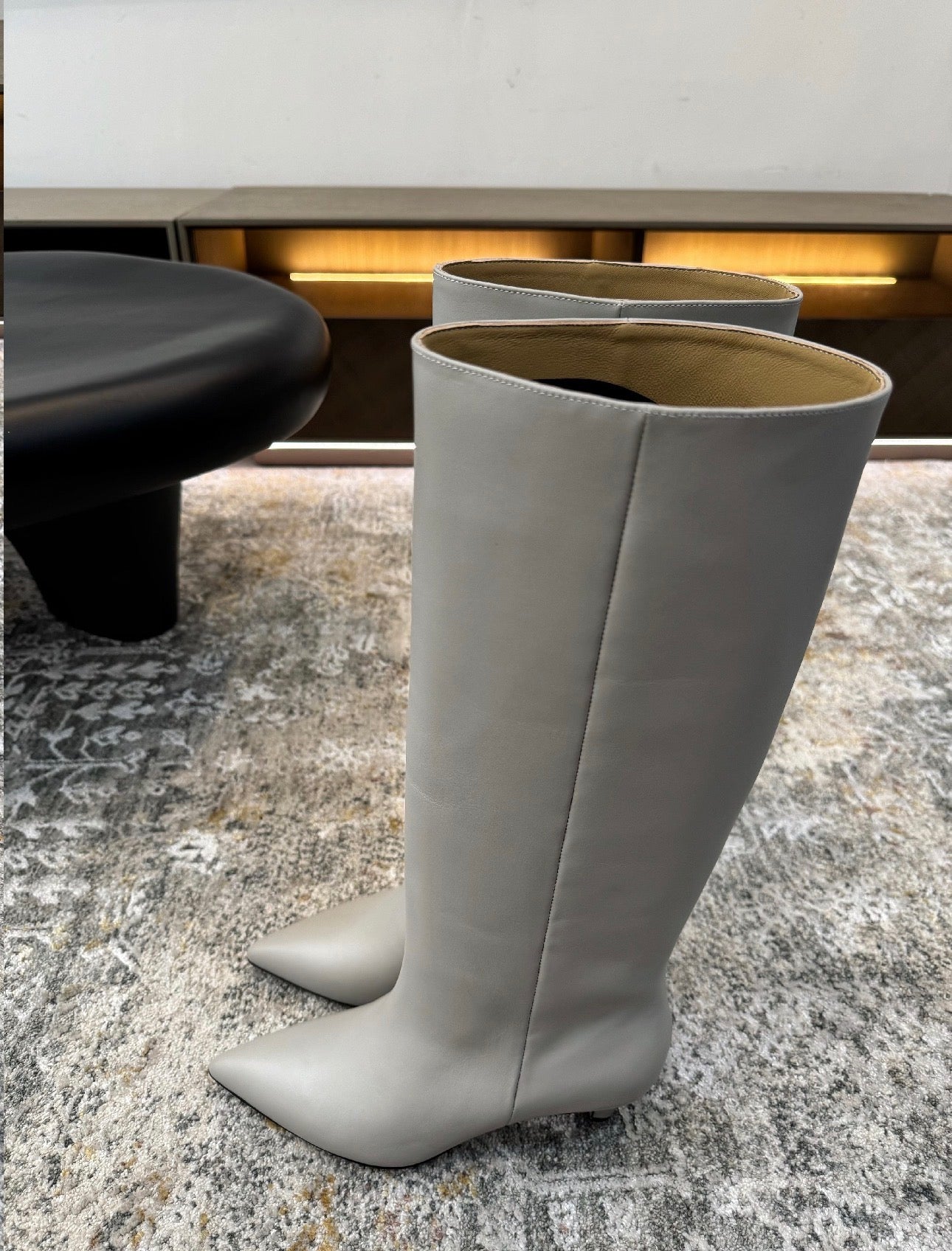 ქალის ტყავის ჩექმა