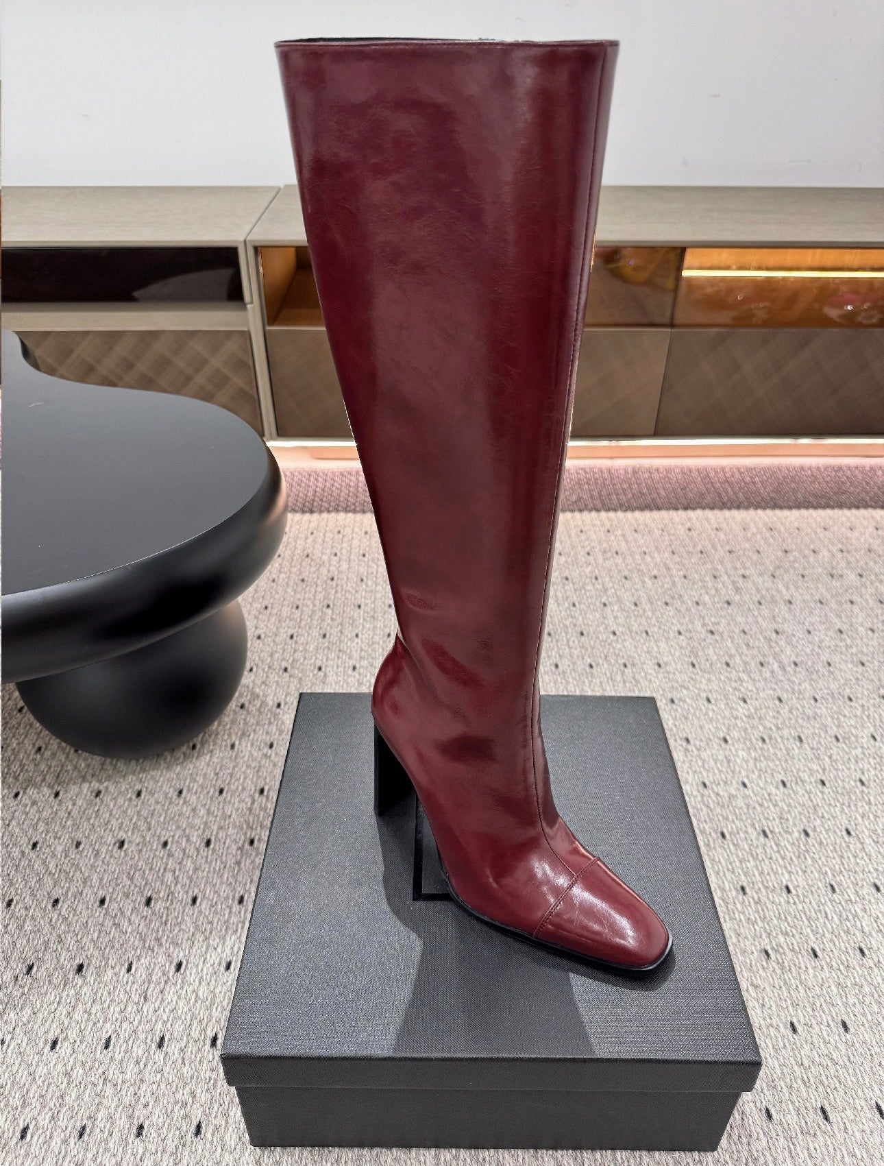 ქალის ტყავის ჩექმა