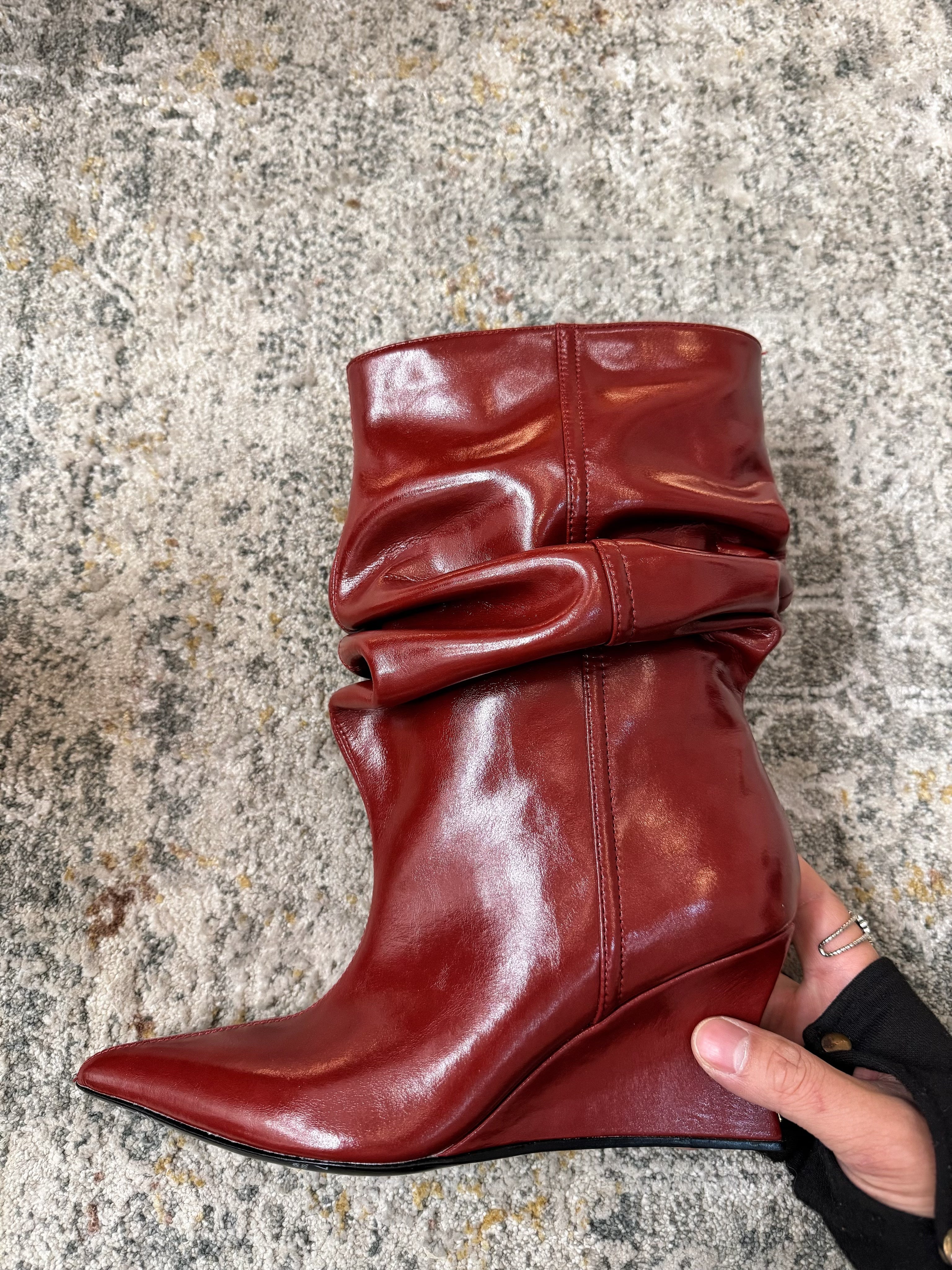 ქალის ჩექმა