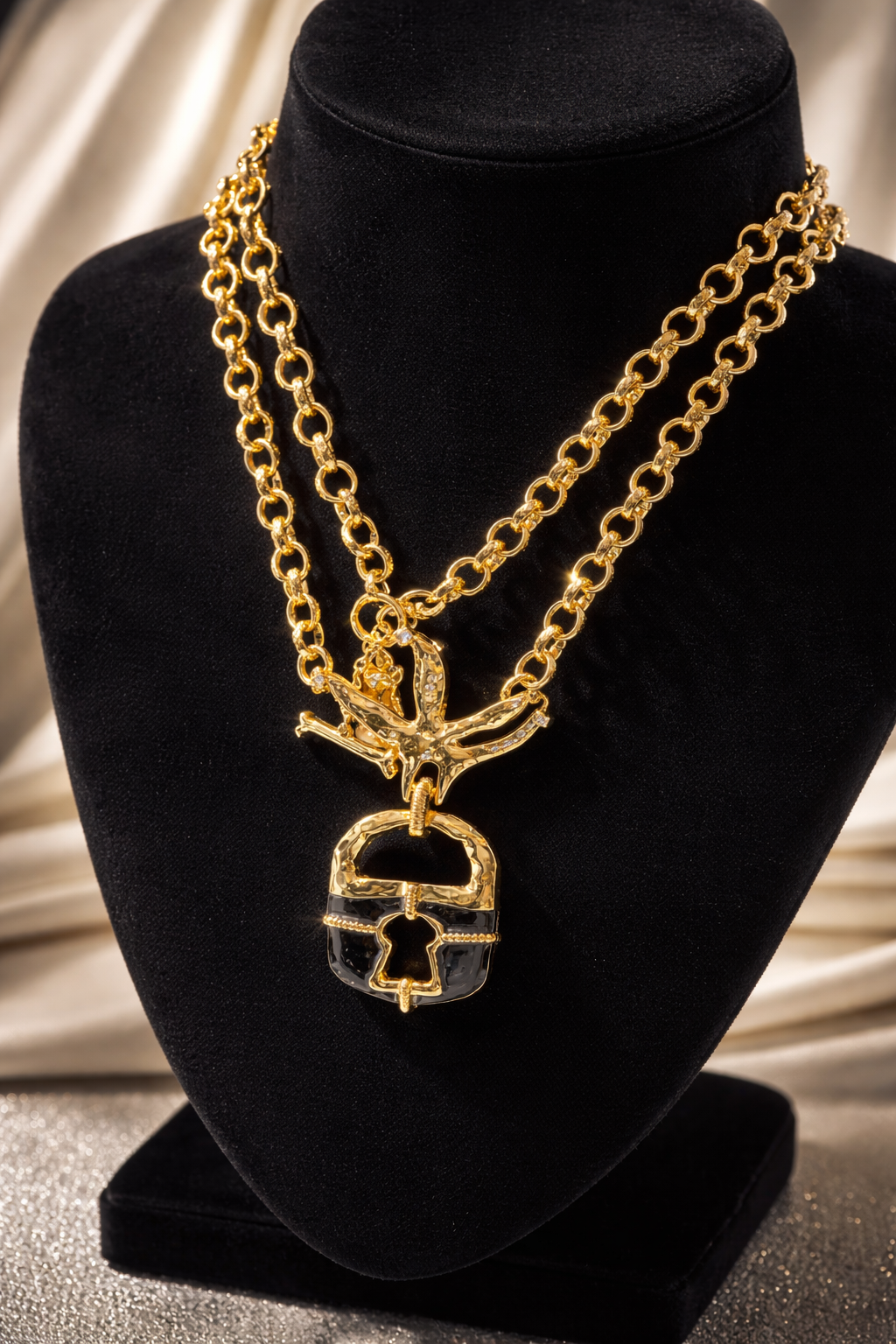 ქალის ყელსაბამი