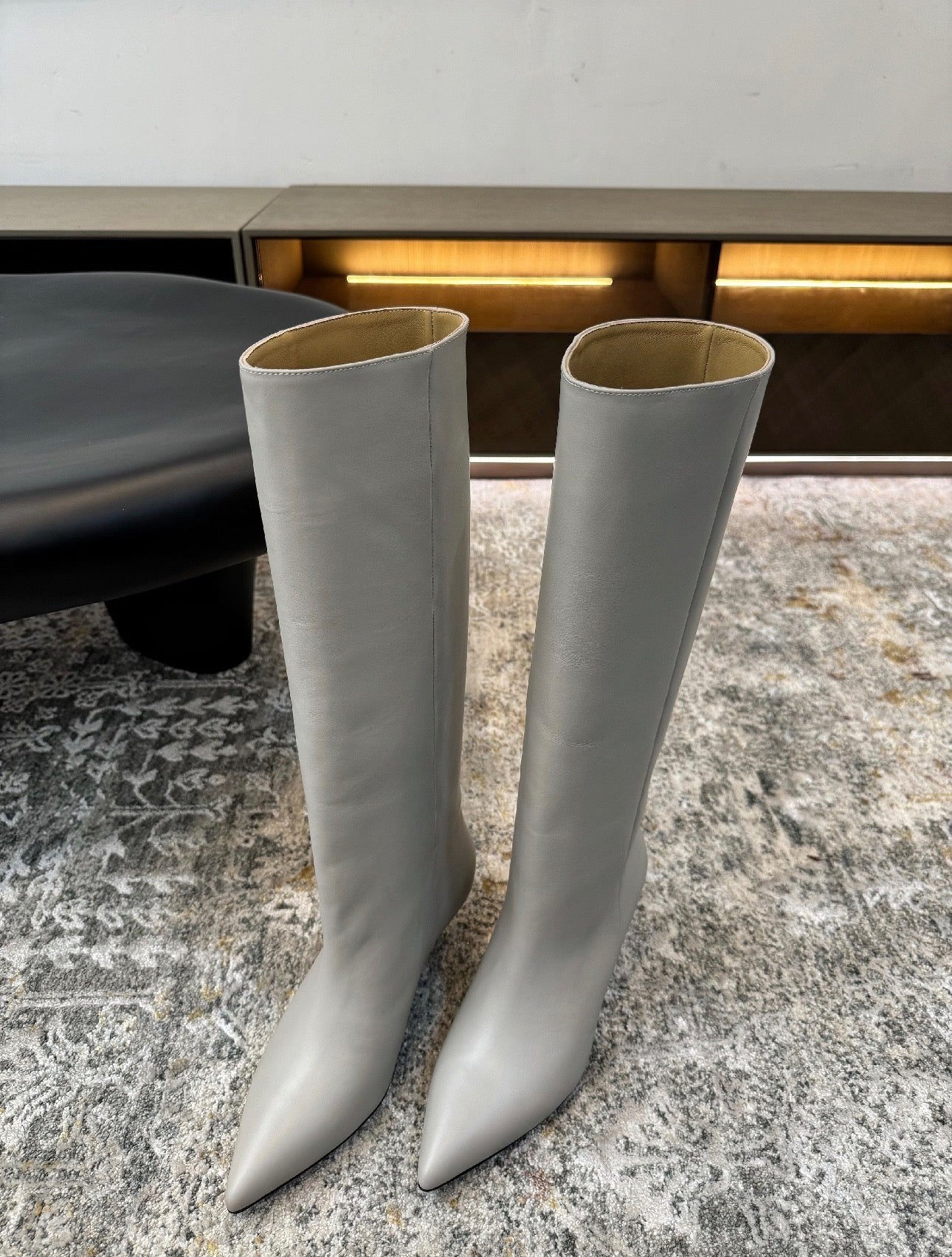 ქალის ტყავის ჩექმა