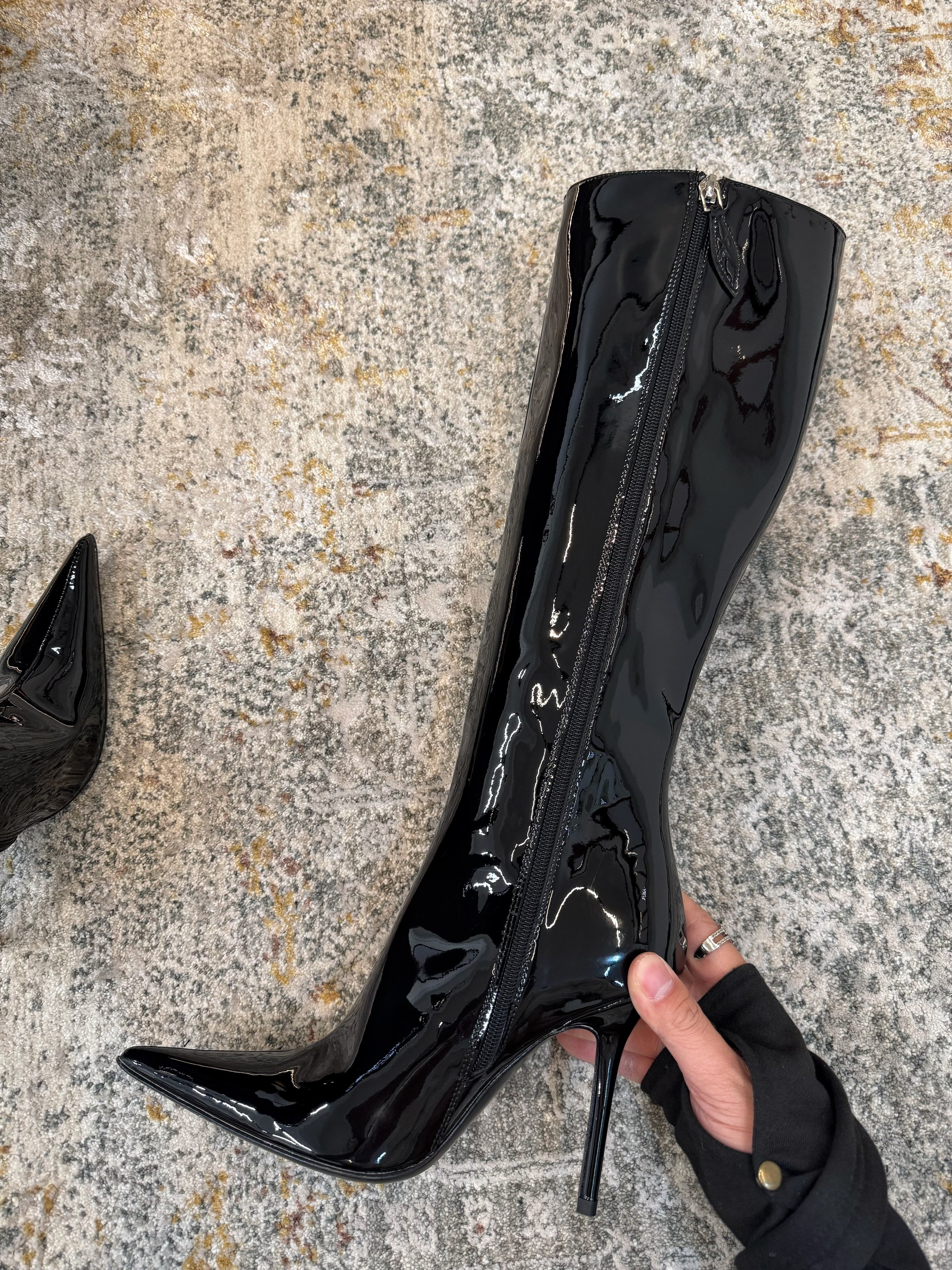 ქალის ჩექმა