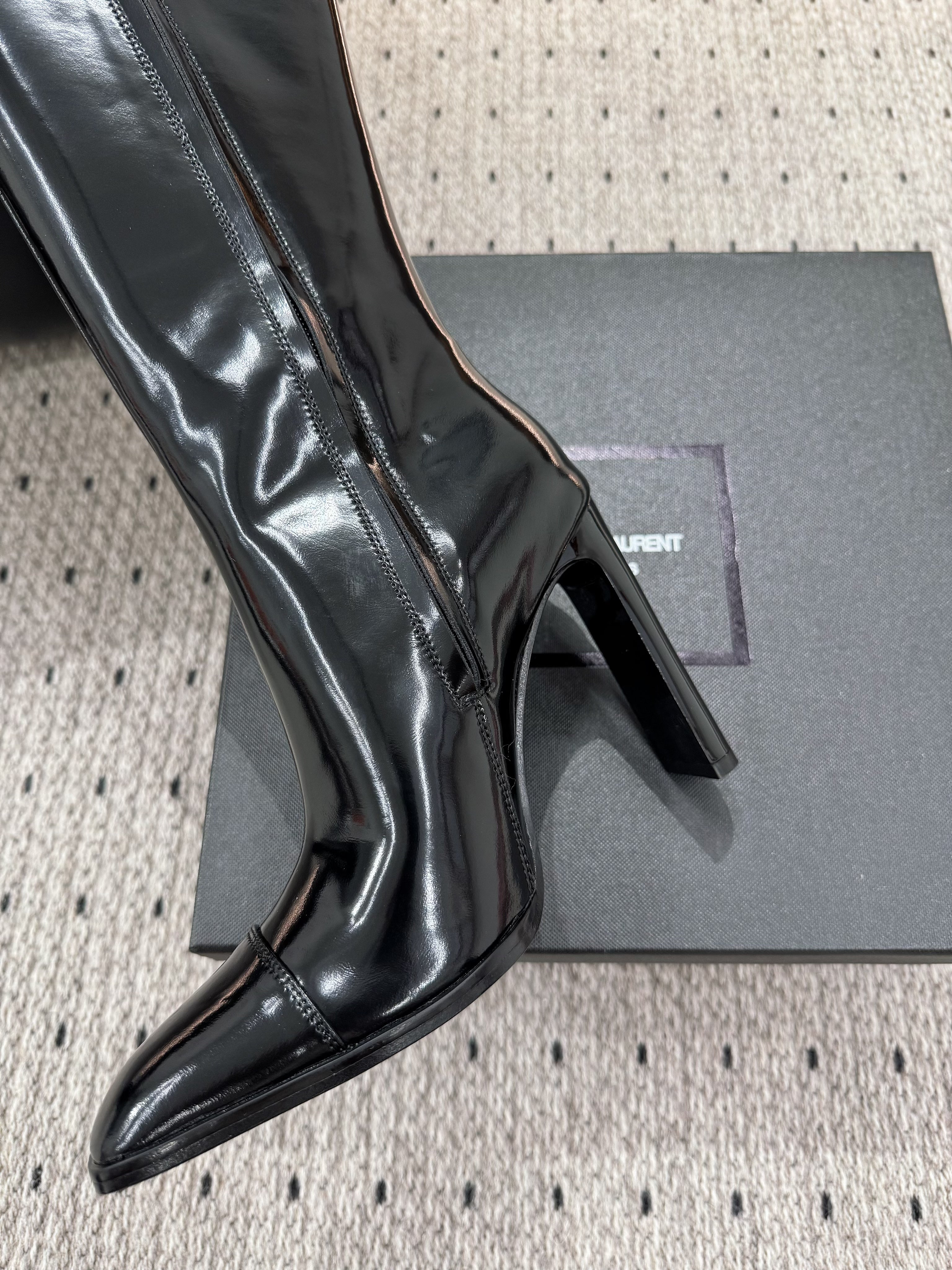 ქალის ჩექმა