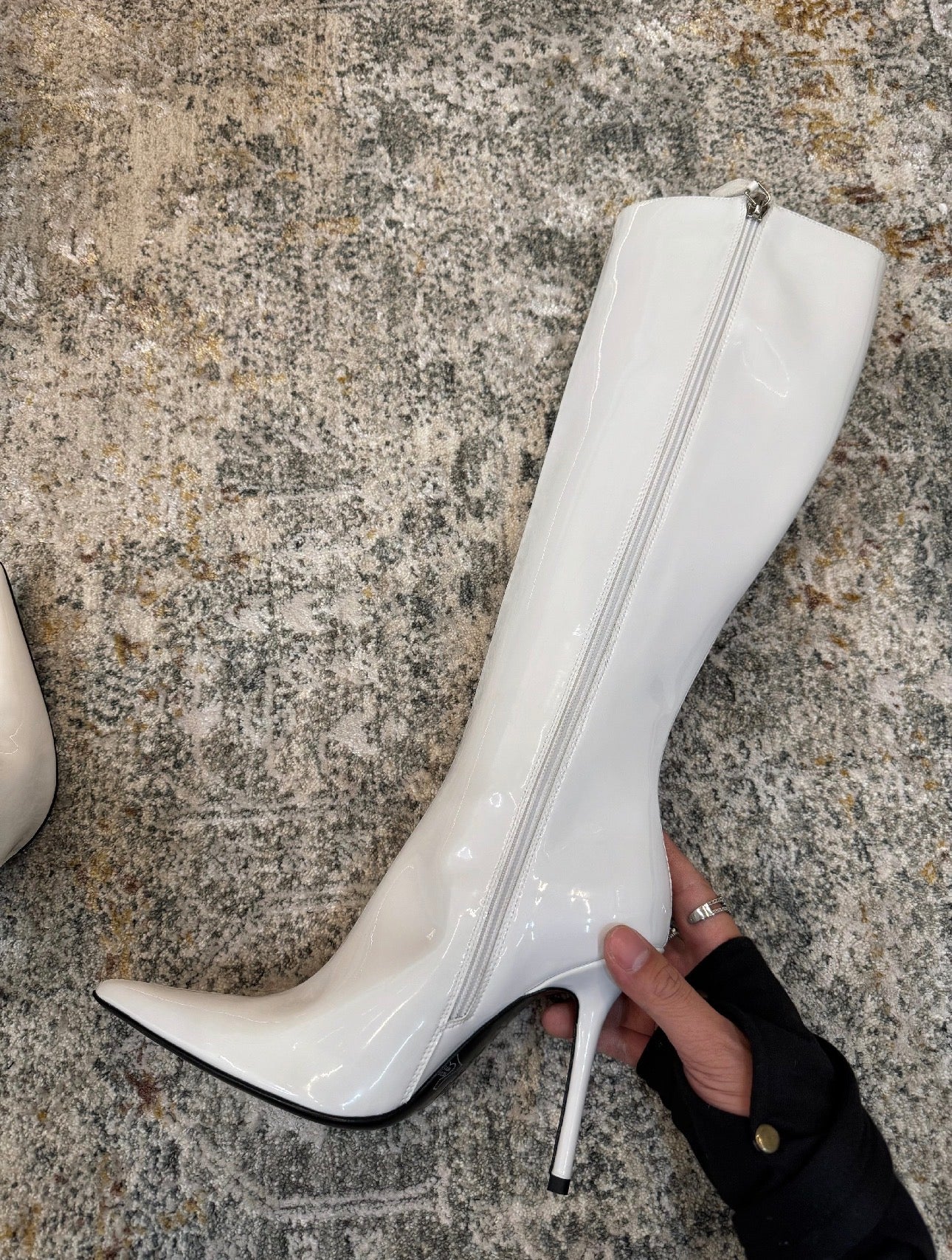 ქალის ტყავის ჩექმა