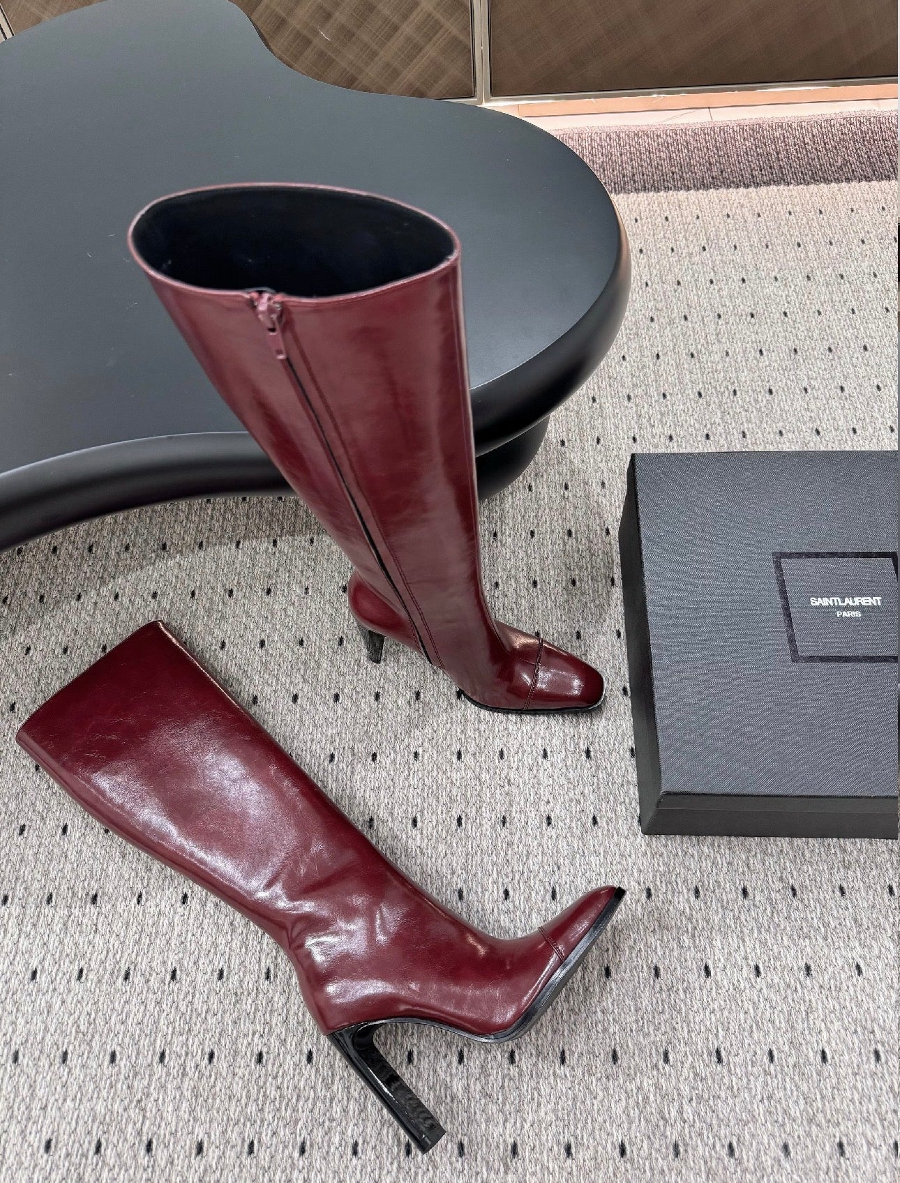 ქალის ტყავის ჩექმა