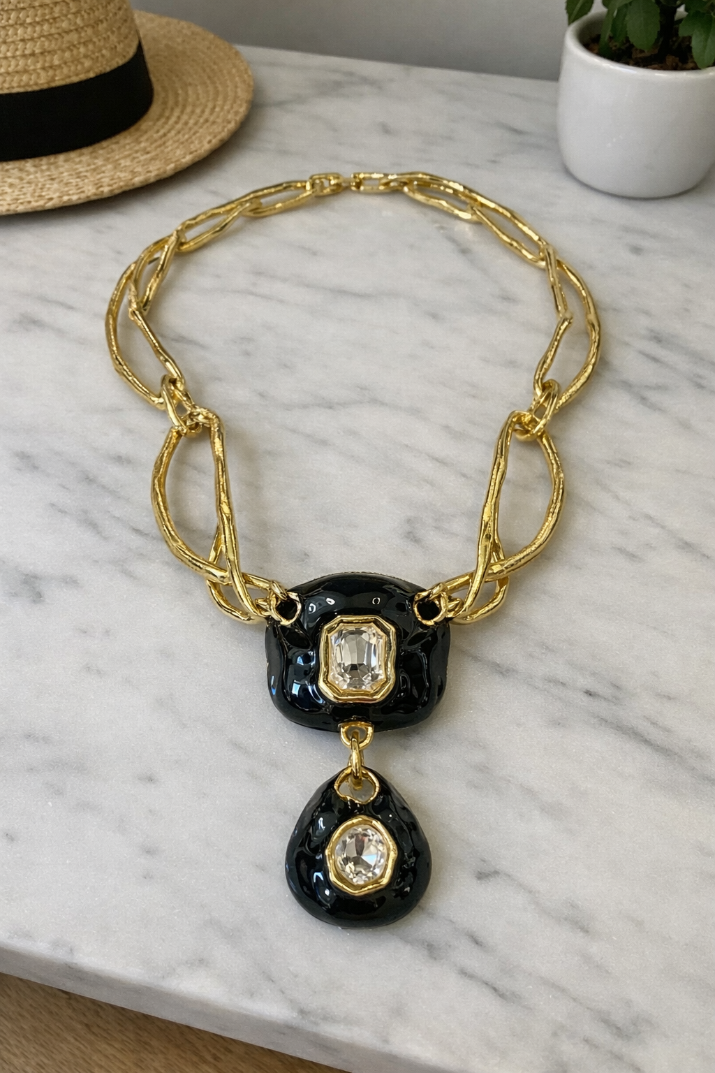 ქალის ყელსაბამი