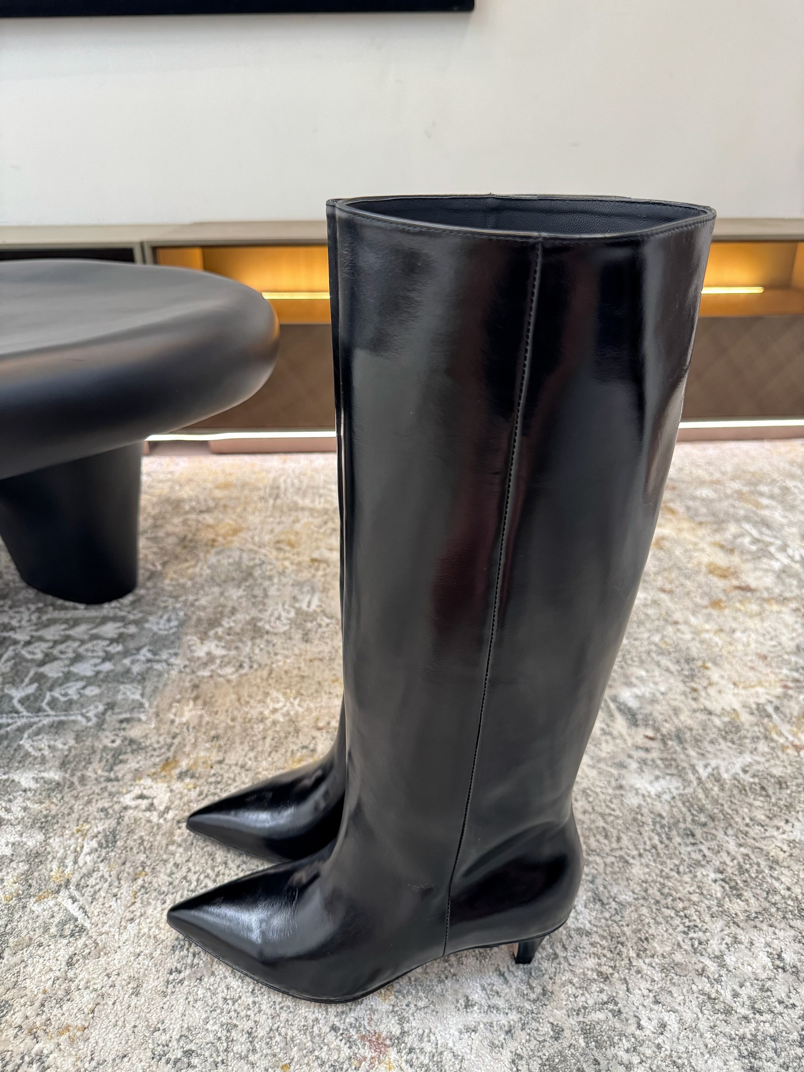 ქალის ჩექმა