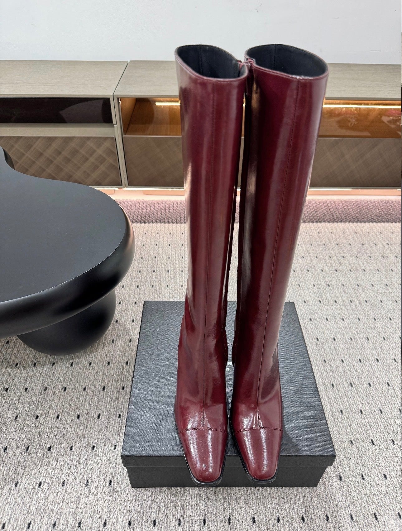 ქალის ტყავის ჩექმა