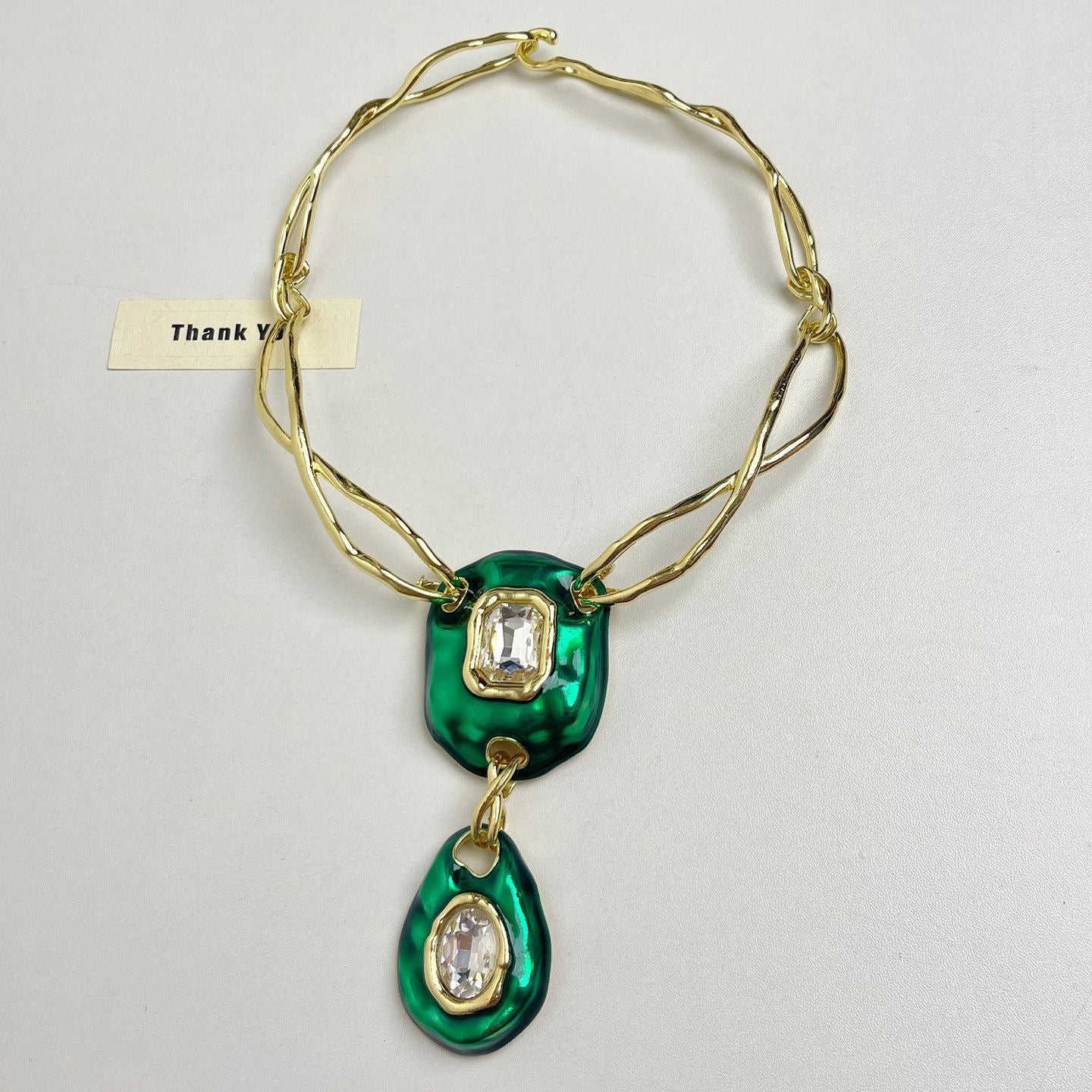 ქალის ყელსაბამი